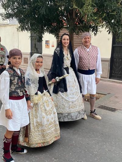 Aquesta vesprada, Rebeca, Amanda, David i Javi, com a representants de les nostres Falles 2027, han acompanyat a la…